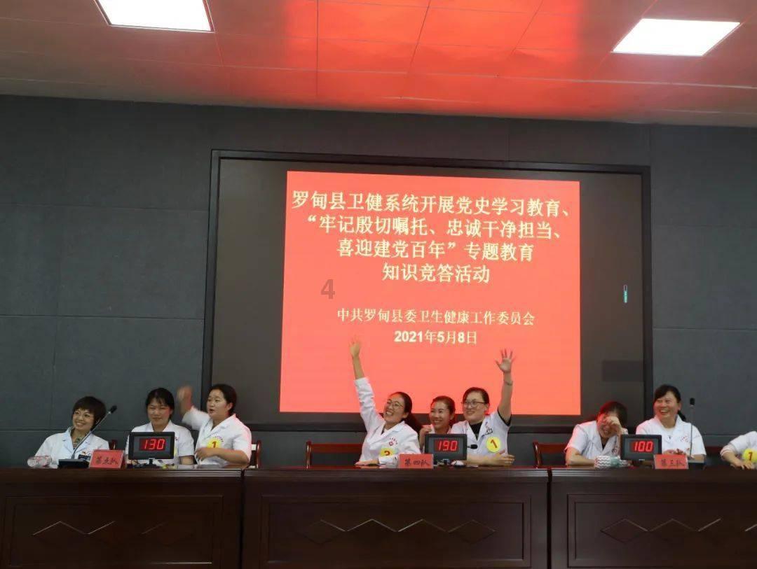 小孩们玩火点燃大片草坪，一旁小伙出言谴责反遭回怼